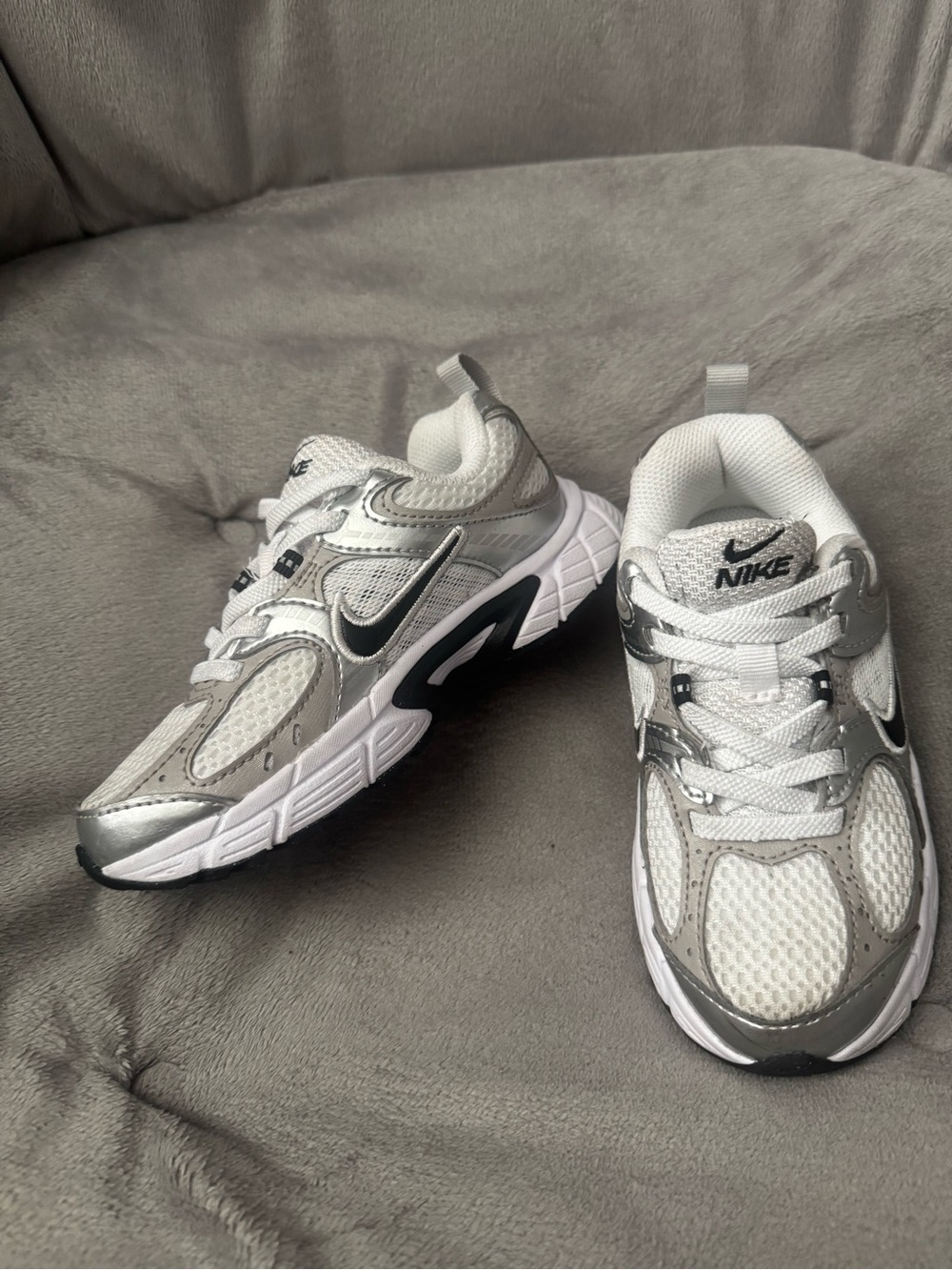 Nike V5 RNR Silver, White and black